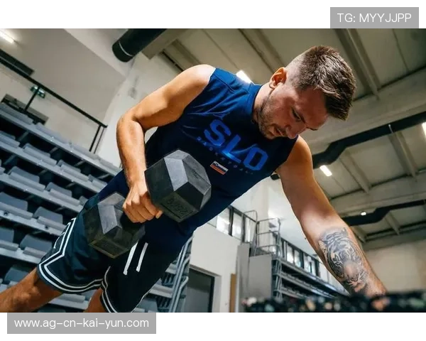 球星在训练营练习“低位抢点+短传回撤”的高频动作